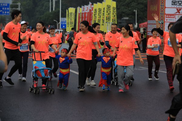 跑完“南马” 我们都是南宁最靓的仔