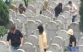 墓园迎来清明祭祀小高峰