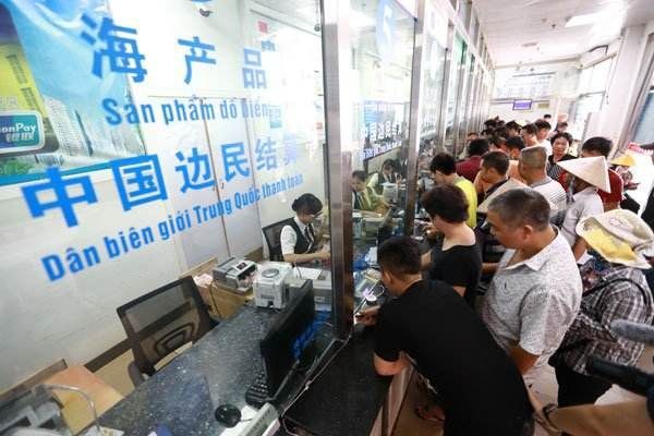 东兴中越边民互市贸易交易活跃