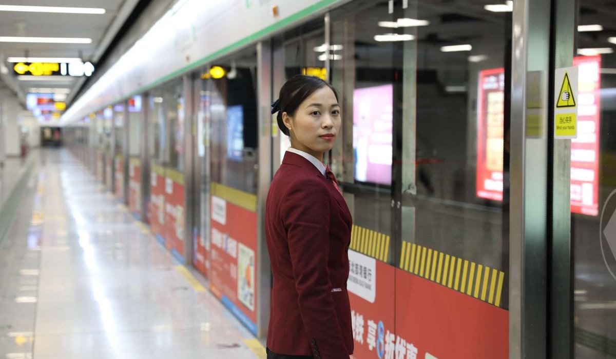 梦乡外的站务员