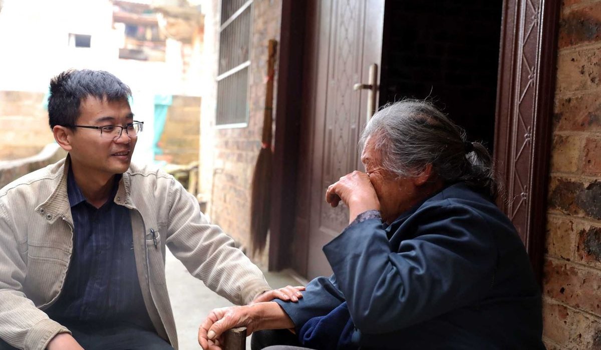 第一书记谭凯元