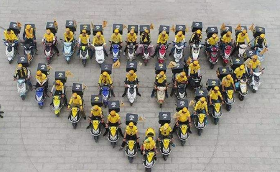 爱心外卖骑手免费为考生提供“快递”服务