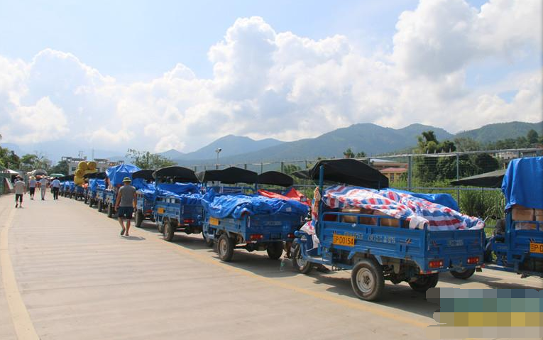 峒中口岸：三轮车装满货物有序排队通关