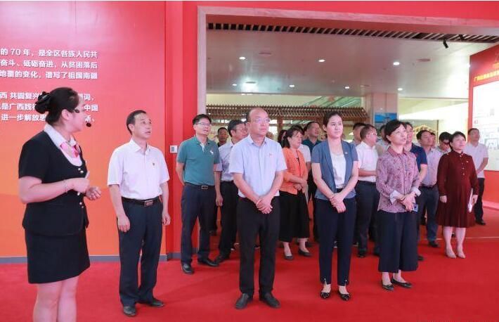 青秀区委常委会开展专题研讨暨区委理论学习中心组专题学习