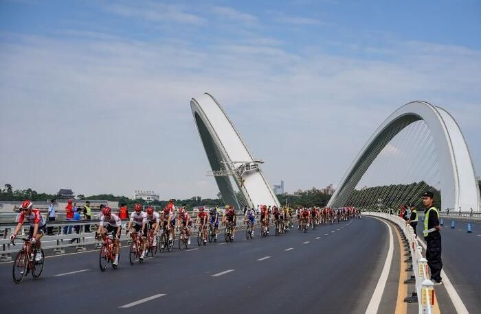 南宁成功举办2019“世巡赛·环广西”：青山绿水赢得＂世界美誉＂