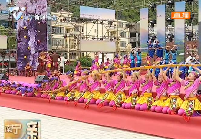 【在习近平新时代中国特色社会主义思想指引下—新时代 新作为 新篇章】赛节搭台凝聚扶贫力量　经贸唱戏助力脱贫攻坚   ——马山县以农文体旅共兴推动经济社会持续健康发展