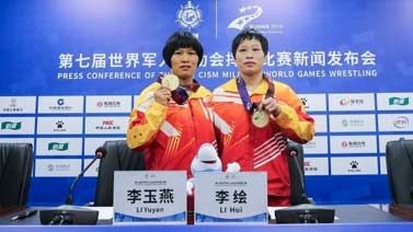 中国队斩获军运会女子自由式摔跤两枚金牌