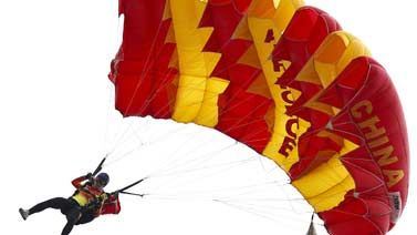 中国选手邢雅萍斩获军运会跳伞项目两枚金牌