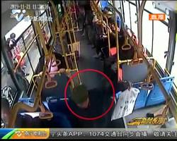 八旬老人出門看病迷路  公交司機(jī)幫忙找家人