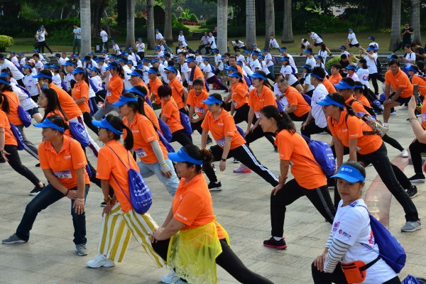活力又朝气！南宁这群人嗨跑南湖 助力“南马”