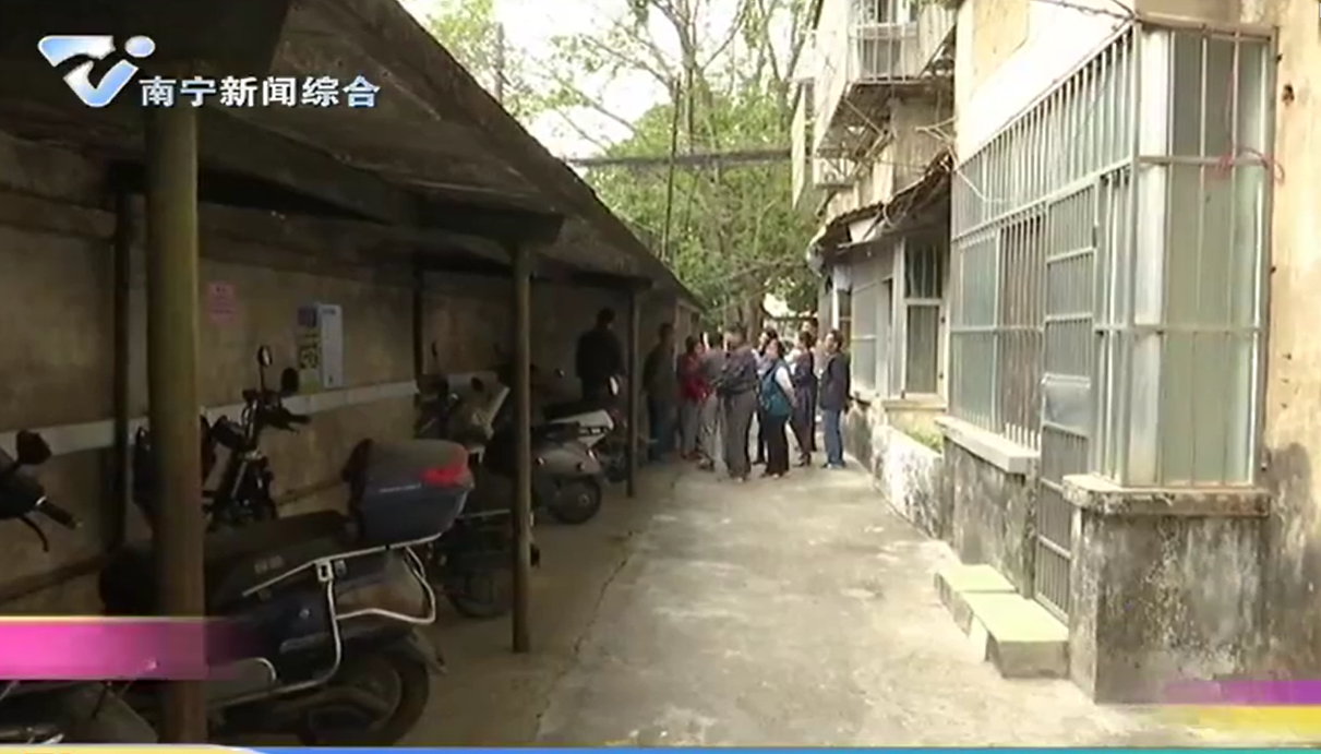 居民反映 充电桩数量少存隐患 想安心充个电有点难