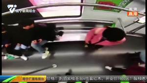 南寧正能量：手機(jī)遺失后通話中斷 地鐵監(jiān)控還原感人一幕