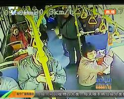 男子在公交車上偷手機(jī) 司機(jī)市民合力抓賊