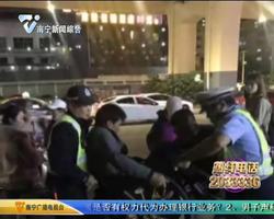 旅客進(jìn)站遇難題 輔警主動(dòng)幫忙暖人心