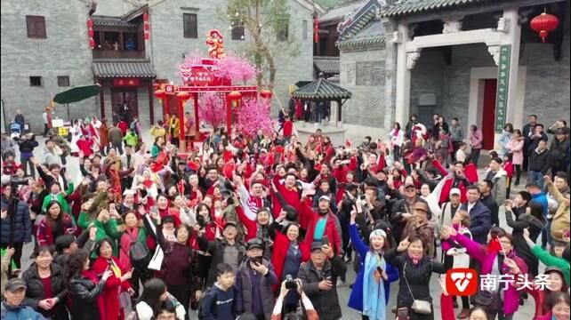 千人齐聚三街两巷 同唱《我和我的祖国》向祖国表白