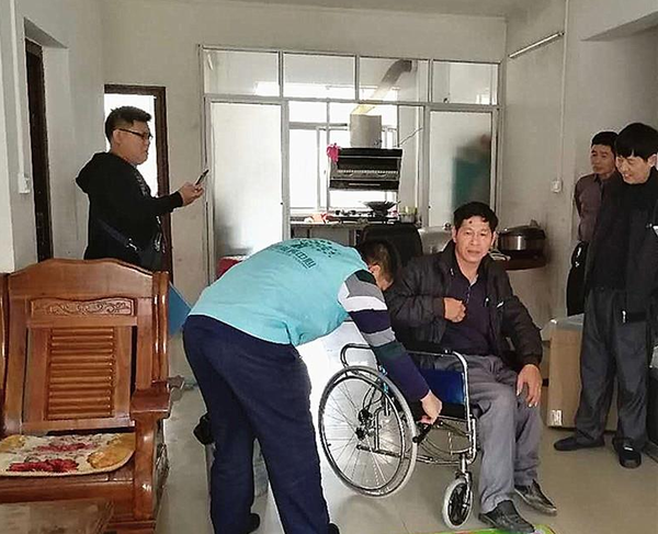 防城港：轮椅解决残疾人行路不便难题