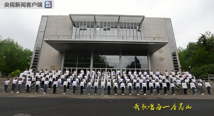 发扬五四精神 一曲校园快闪《我和我的祖国》刷屏