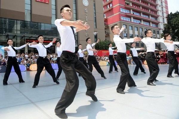 这群年轻人用身体舞出未来的梦