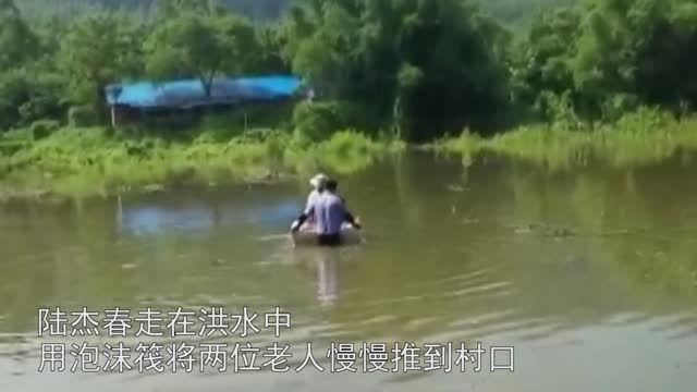 淚目！洪水里，他是這樣的“鐵騎”！