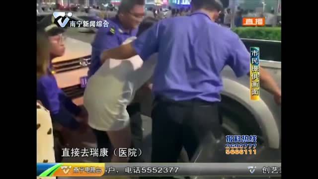 女子街頭血流不止   城管隊(duì)員出手相助