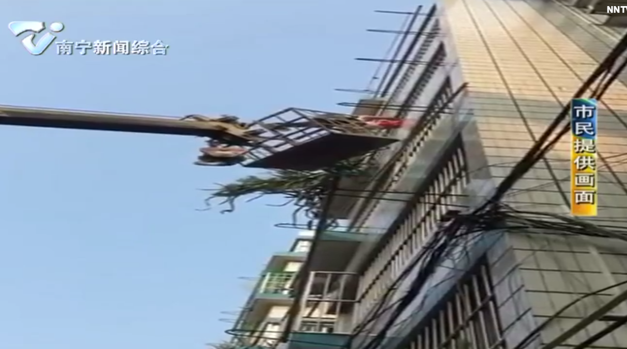 小女孩卡在防盜窗 吊車司機(jī)和市民合力救人