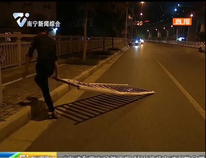 小車撞斷護(hù)欄離開(kāi) 路人熱心幫忙清理