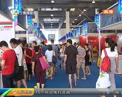 逛轻工展的市民络绎不绝 体验VR新鲜有趣