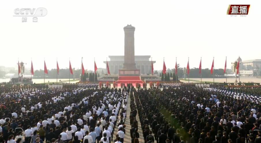 烈士纪念日向人民英雄敬献花篮仪式