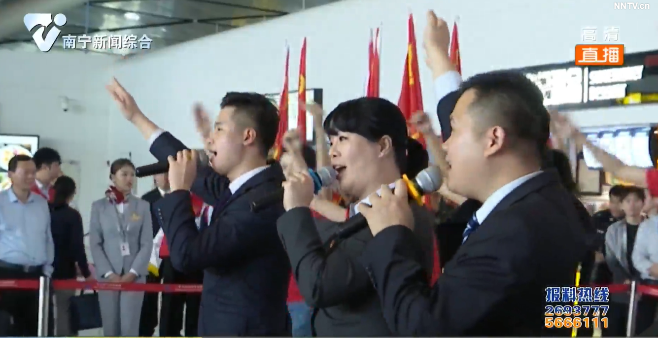 机场提供多种暖心服务 候机大厅响起小提琴曲