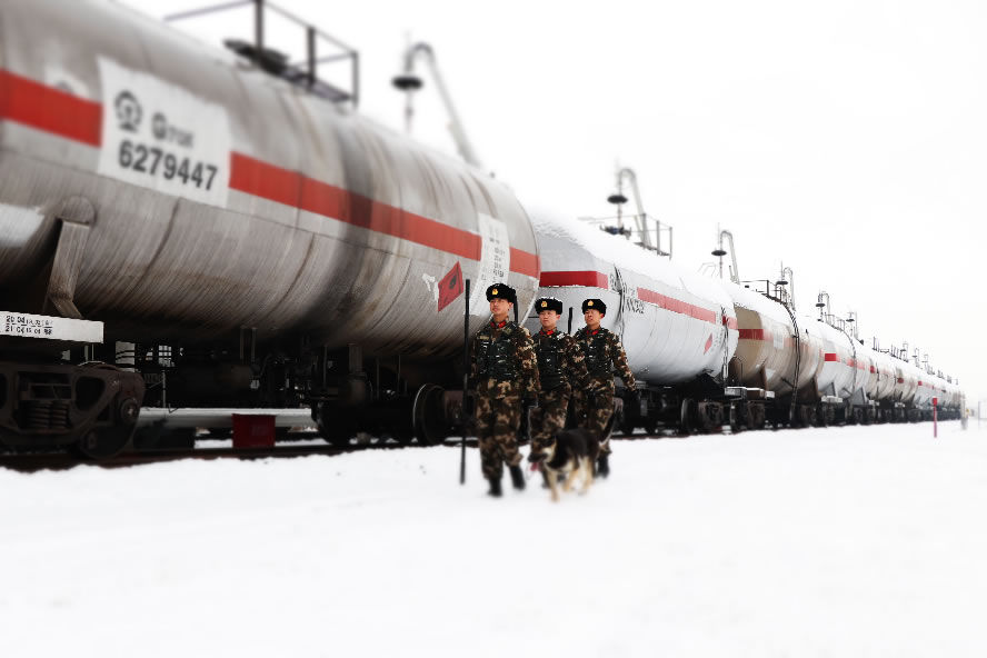 新春走基层丨战风雪斗严寒恪尽职守：武警官兵雪中坚守确保安全