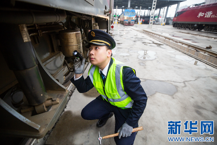 新春走基层丨火车司机的春运首日