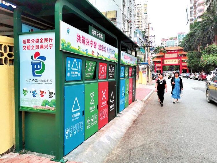 望仙坡小区垃圾分类站各种提示醒目清晰