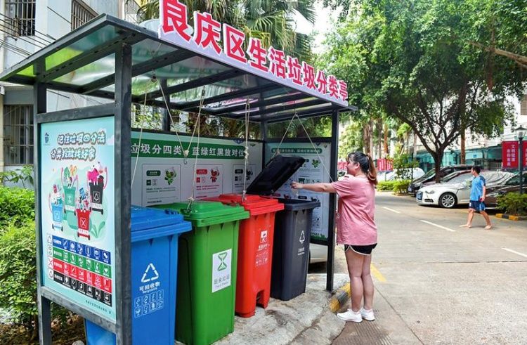 良庆区新加坡城小区垃圾分类设施完善，引导市民积极践行垃圾分类