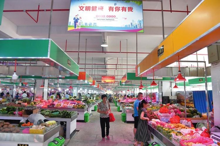 高新区科德农贸市场干净整洁，文明宣传标语随处可见