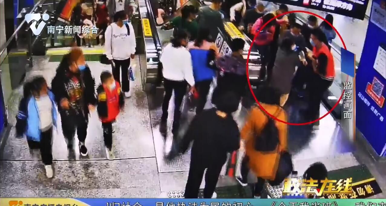 女子兩次暈倒 民警飛奔送醫