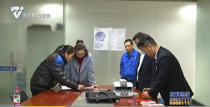 好心的哥拾金不昧 五萬多現金完璧歸趙