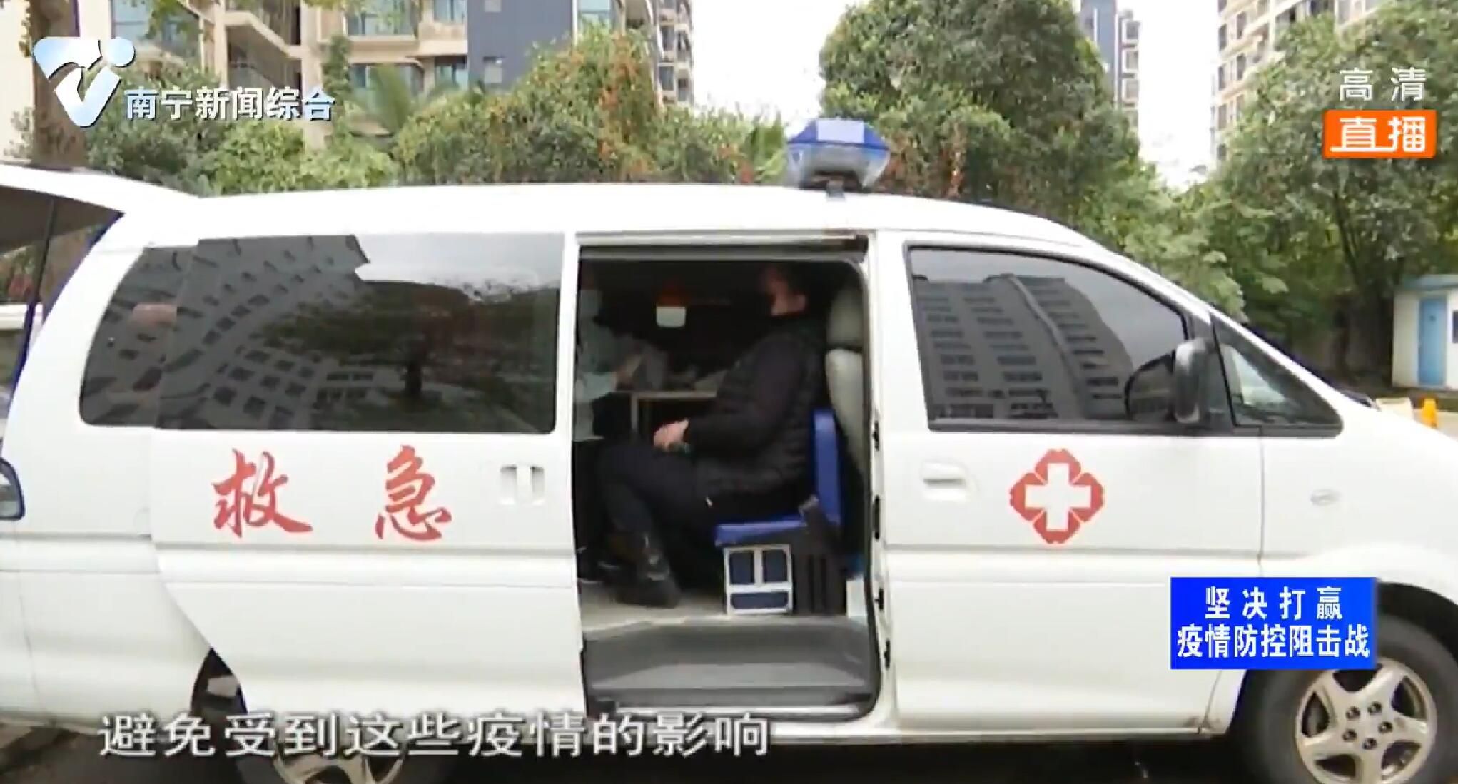 热血战“疫”迷你采血车开到献血者家门口