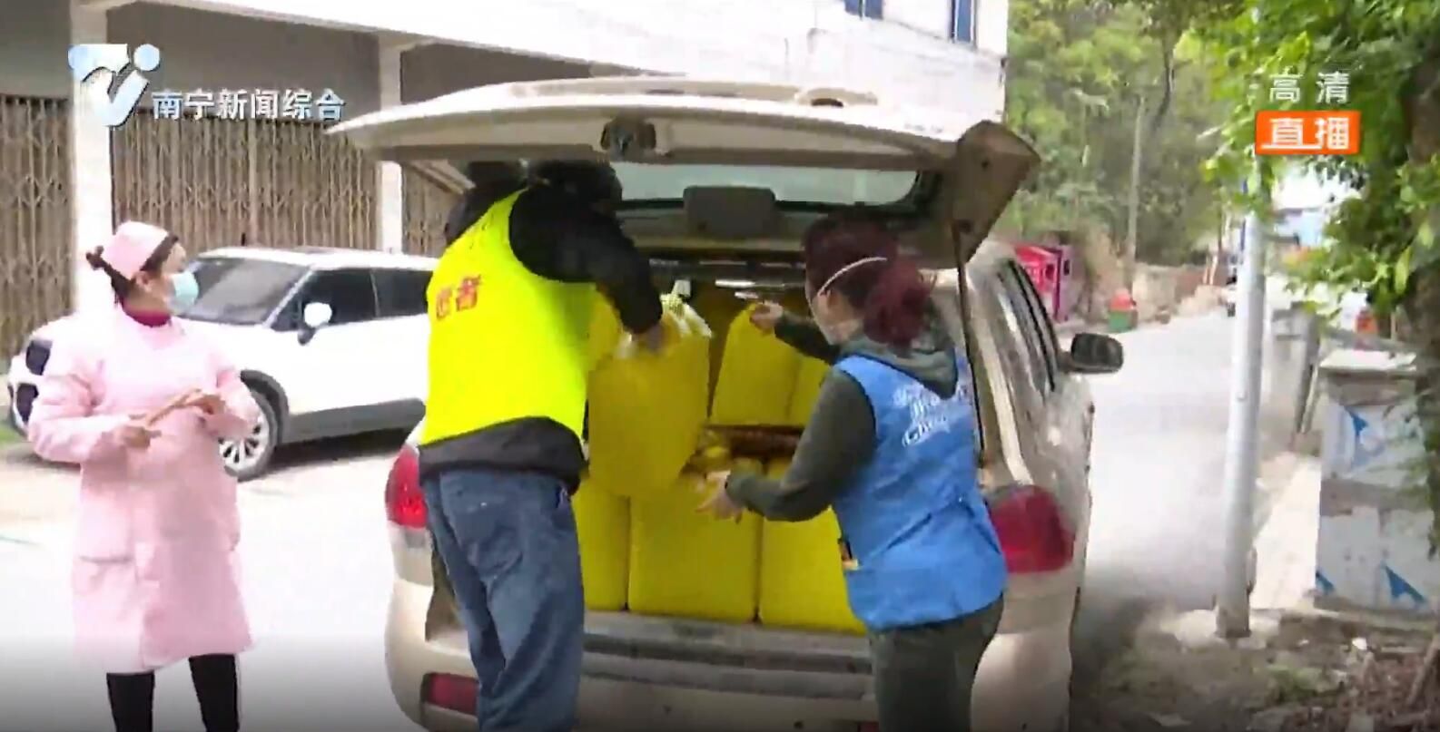 爱心企业携手志愿者 捐赠65桶消毒水