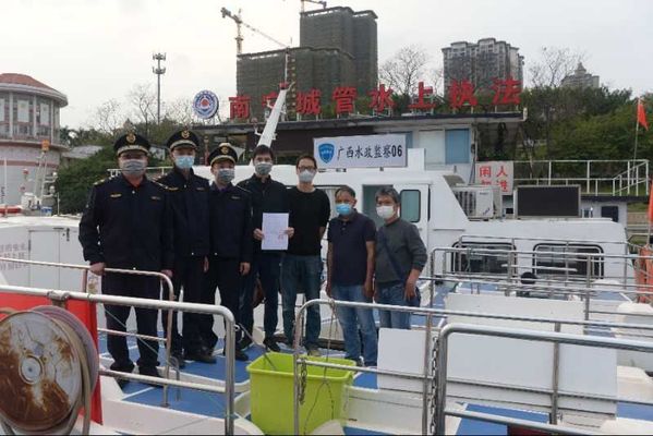 邕江惊现娃娃鱼，城管队员忙救护