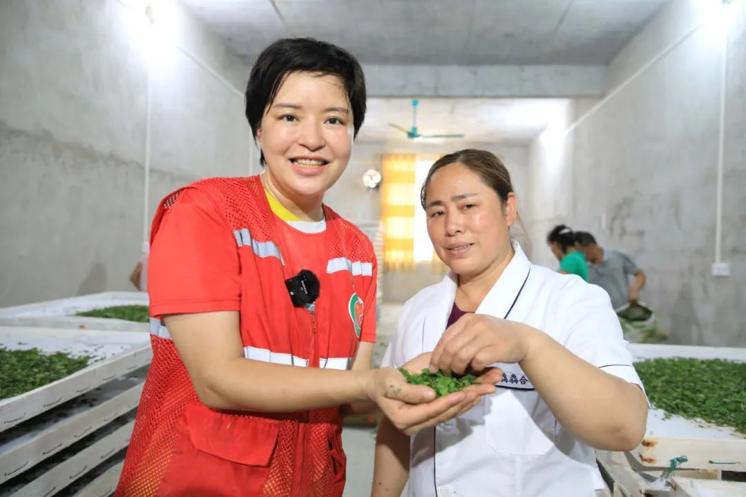 奋斗在扶贫路上：80后美女第一书记毛鑫的“变形记”！