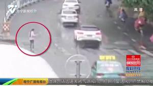 创建全国文明城市·南宁正能量 你下车帮忙的样子真帅！