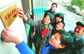 南宁五好文明家庭成员组成服务队托起文明天空