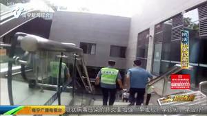 【创建全国文明城市·曝光台】司机锁车拔腿就跑 只因涉嫌非法营运