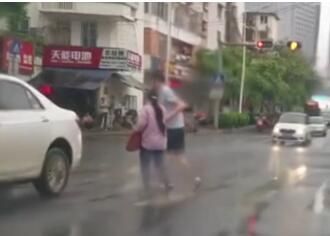 短视频丨你下车帮忙的样子真帅！