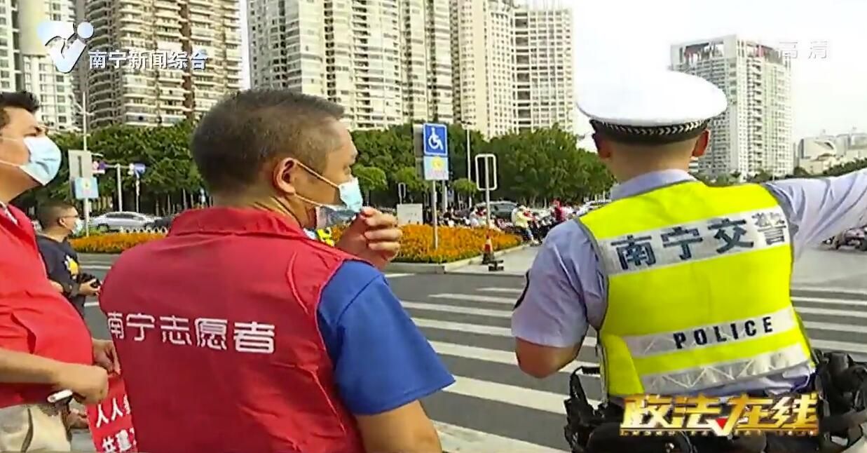 【创建全国文明城市】党员协助交警 街头疏导交通