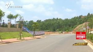 【创建全国文明城市·曝光台】工地积水围挡不全 竟被孩子当“泳池”