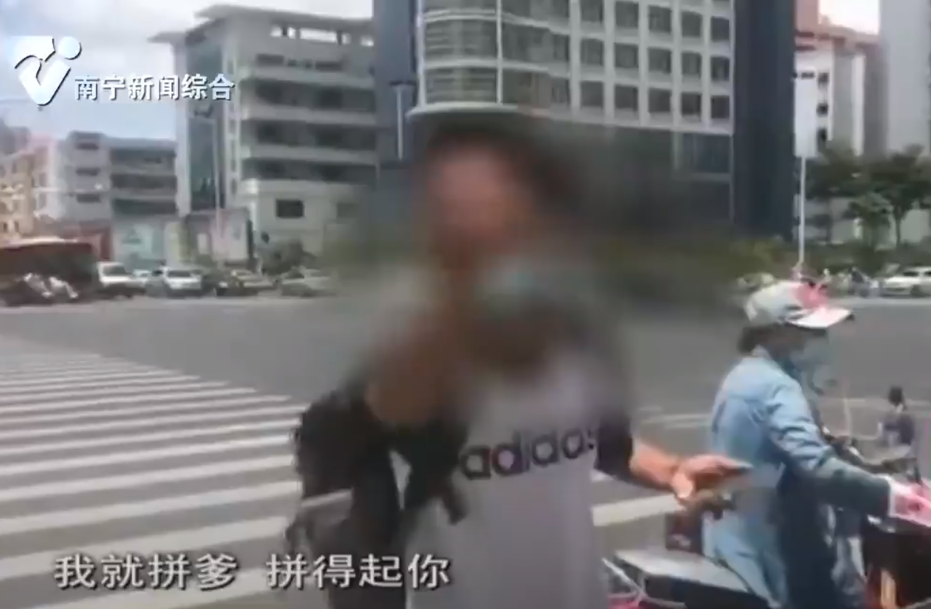 【创建全国文明城市·曝光台】骑车挡道还口出狂言 “坑爹”男子被拘7天