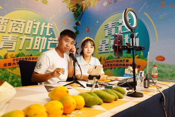 丰收硕果助农忙，大学生创业新风尚