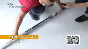 林女士精装房：地砖木地板不平整 墙漆工艺粗糙窗扇异响