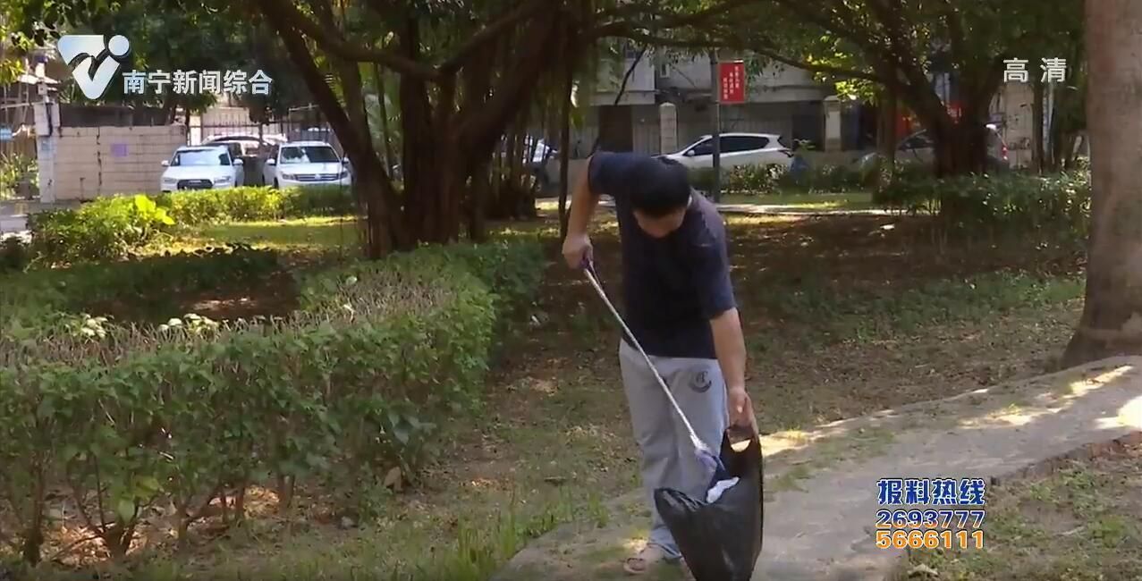 【创建全国文明城市】捡拾小烟头 共创城市大文明